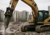 Młot hydrauliczny do koparki — jak dobrać wagę, energię i ciśnienie koparka z młotem hydraulicznym rozbija beton, dobór młota do koparki