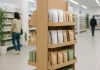 ekspozytor POS z tektury w ekologicznym sklepie z produktami