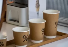 Jak wybrać papierowe kubki z nadrukiem do kawiarni i restauracji e-opakowania.info - 318-jak-wybrac-papierowe-kubki-z-nadrukiem-do-kawiarni-i-restaur.webp