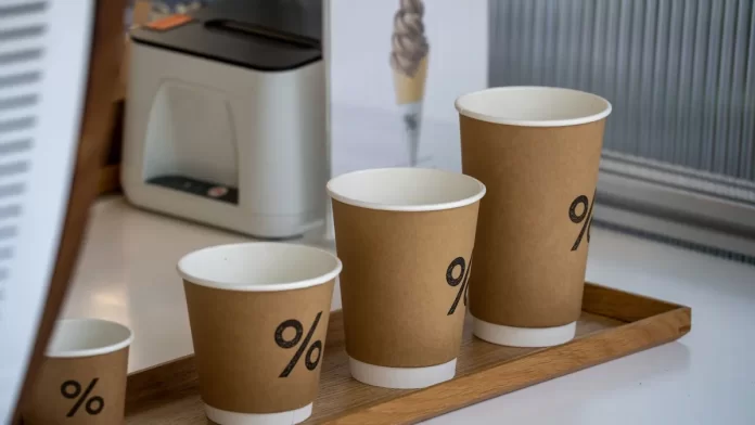 e-opakowania.info-318-jak-wybrac-papierowe-kubki-z-nadrukiem-do-kawiarni-i-restaur e-opakowania.info - 318-jak-wybrac-papierowe-kubki-z-nadrukiem-do-kawiarni-i-restaur.webp